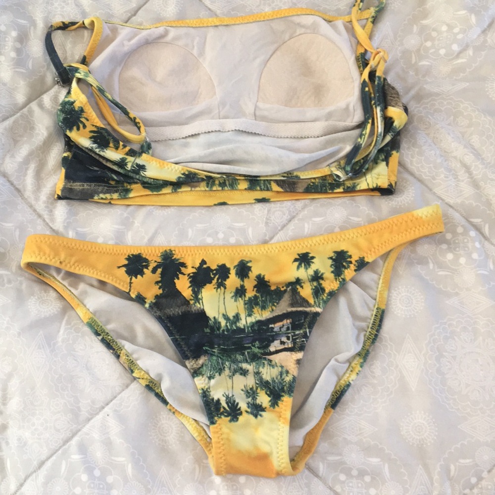 Tropical village bikini - Picture 2 of 2